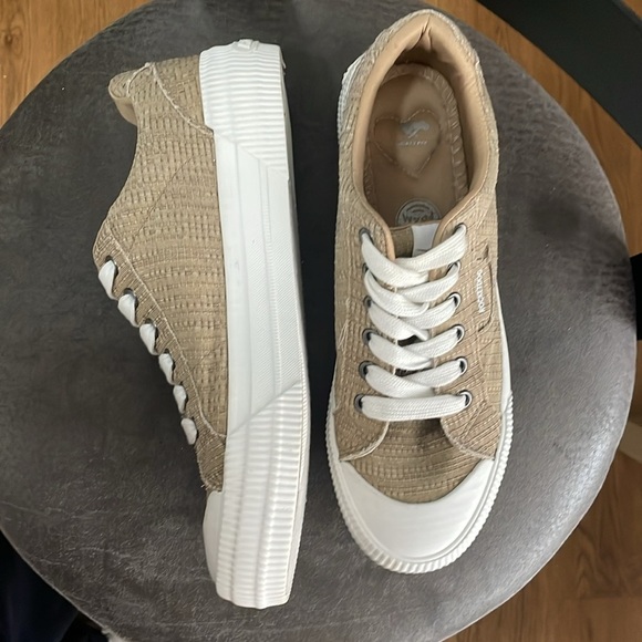 ROCKET DOG
Cheery Textured Tan Sneaker
Pre~Loved Cond! - Picture 7 of 12